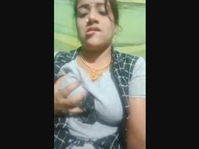 Bhabhi's seductive facial expressions during masturbation video