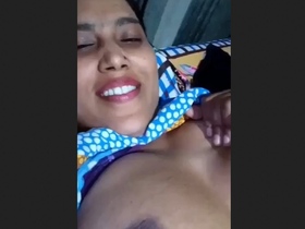 Desi wife shows off her ample assets in a sizzling video