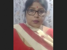 Indian MILF flaunts her big boobs and pussy in a seductive manner