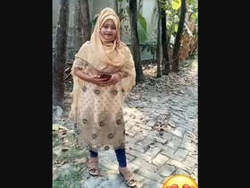 Sweet Bengali girl reveals her sexy body and teases with her pussy